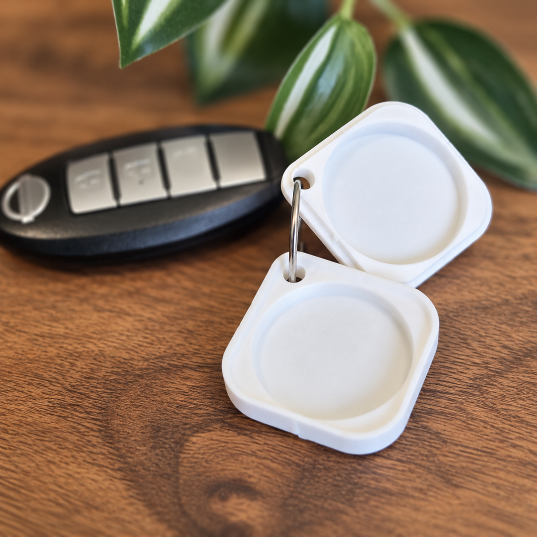 Case for AirTag, product detail and use view 3